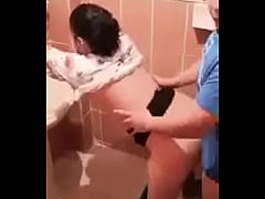  - Me cojo a mi esposa en el baño y me da una super mamada