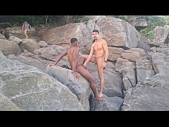  - Sexo na praia , casal acabou chamando um carinha que batia punheta assistindo para participar da putaria .