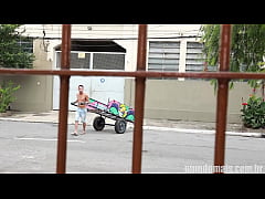  - dando o cú pro catador de papelão!