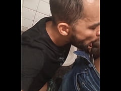  - Mamei gays machos e putões no banheiro do metro LUZ - ANAL E MUITO LEITE NO RED