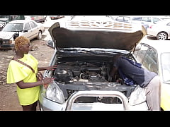  - Baise fantastique extraordinaire sur le capo d'un véhicule au garage entre la cliente et son mécanicien en pleine réparation du véhicule quand le capo de véhicule se transforme en un véritable lit de baise sa