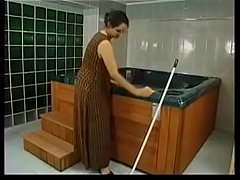  - se folla a la mujer de la limpieza madurita