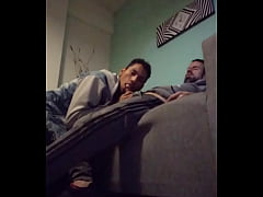  - Macho disfruta de una deliciosa mamada mientras relaja en el sofá.