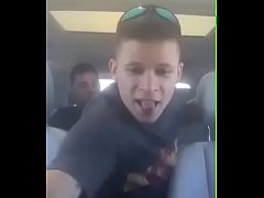  - En el auto con amigo