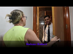  - Sem dinheiro para pagar o aluguel novinho dotado pagou a senhora dona da pensão com uma boa foda (VIDEO COMPLETO NO RED/SHEER)