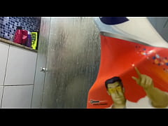  - CAMERA ESCONDIDA SOBRINDO BATENDO PUNHETA NO BANHEIRO