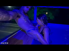  - ATRIS PORNÔ É EXPULSA DE TABACARIA APÓS GRAVAR VÍDEO TRANSNADO NA PICINA