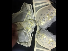  - 射在全套原味金色蕾絲內褲上 射完用奶罩內層擦乾淨