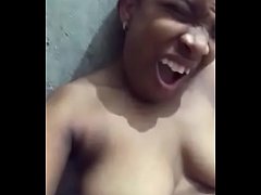  - Se masturba bien rico mi negrita