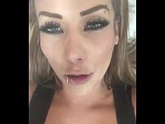  - Mexicana contestando los mensajes