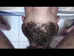  - Indo comprar pão, de calção do Fla, pauzão solto sem cueca, vejo esse Puto barbudo manjando meu pau na padaria. Dez minutos depois eu ja tava macetando o rabo do safado e enchendo ele de leite quentinho. Completo no Xred