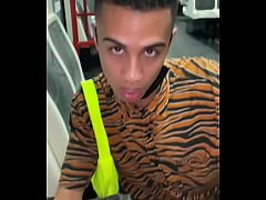  - Novinho mamando pau grande em público - Gabriel Martins