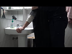  - submissive muslim wife lets husband cum inside her asshole