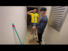  - Chamamos o “Zelador” pra fazer uns reparos na TV e ele quis foi dar o cú. Comi, gozei e deixamos ele abertão. (COMPLETO NO RED)