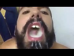  - Engolindo a porra de um batalhão de machos!