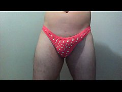  - Casado Ativo com a Calcinha Rosa de Bolinha Branca da Esposa Batendo Punheta e Gozando