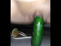  - Se masturba con un pepino hasta acabar