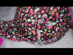  - Me la jalo y me vengo en el bra de flores nuevo de mi amiga