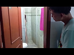  - Le Follo El Coño y El Culo a Mi Hermanastra En El Baño