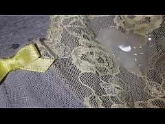  - Me mesturbé con la lencería sexy de mi mejor amiga, a veces me los presta para venirme sobre su ropa