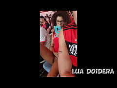  - Novinha Flamenguista Lua Doidera Mostrando a buceta no meio da torcida do flamengo no maracana - casaldoidera