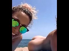  - Par de viejas en playa exhibicionista