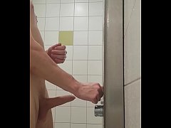  - In Sporthalle geduscht