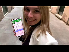  - In giro per Venezia, vuole essere scopata mentre la sculaccio e la prendo per il collo. Dialoghi ITA