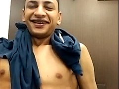  - Novinho favelado mostra a pica gostosa na cam