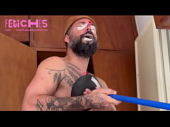  - Palhaço gostoso tatuado com objetos