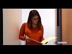  - Vendedora de departamentos se coge a su cliente para cerrar el trato