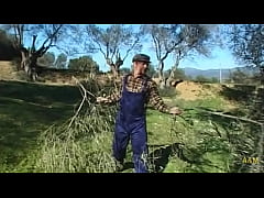  - Una inglesita perdida, buscando sexo por los campos de Albacete.