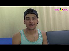  - Jovenzuelo hetero brasileño nos da biberón