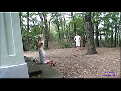  - Va a pregare sulla tomba del marito e poi scopa con uno sconosciuto