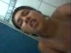  - Peituda Batendo uma Siririca no Banheiro