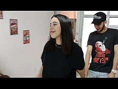  - esposa infiel llama al hijastro para que le calme lo excitada, apenas llega se va quedando en hilo mostrando su gran culo y comienza a mamar verga