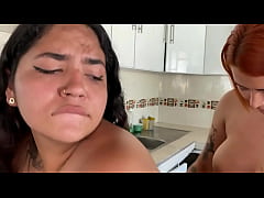  - mientras mi hijastra cocinaba la morboseaba y la tocaba hasta el punto de cogernos y hacerla venir a chorro