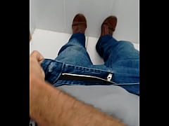  - Eu batendo punheta no banheiro do trabalho