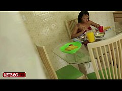  - Padrasto filma enteada almoçando sem calcinha