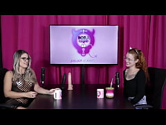  - Duas safadas se beijam e ficam peladas, mostrando os peitos e a buceta - Dracaryssg (SHEER/RED)