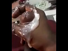  - Punheta com muito gemido e leite de um macho preto 2/2