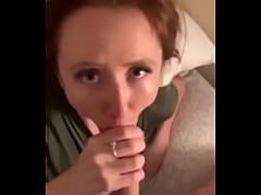  - Mi amiga me lo chupa y me vengo en su boca