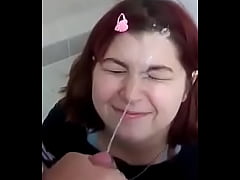  - Colorada con la cara llena de leche en baño público