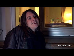  - Ersties: Süßes Mädel aus der Schweiz masturbiert köstlich vor Kamera