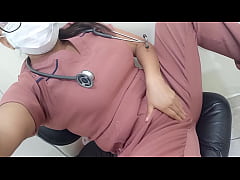  - vieja sucia de la limpieza hace porno casero en su lugar de trabajo, ella cree que su cuerpo usado y sus tetas naturales, puede con grandes penes y sexo intenso