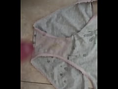  - corrida en las bragas de mi vecina 2 (húmedas y muy olorosas)