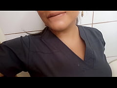 MADRASTRA ENFERMERA LATINA REALIZA PORNO EN EL BAÑO DEL CONSULTORIO, LUEGO LLEVA A UN PACIENTE DEL HOSPITAL A FOLLAR EN SU CASA. PORNO REAL DE ENFERMERA MADURA FOLLANDO CON PACIENTE CALIENTE.