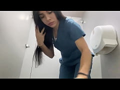 - La perversa  enfermera se masturba en el baño viniendose a chorros