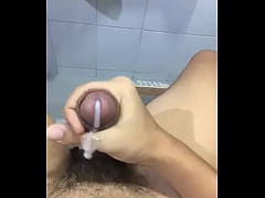  - Punheta no banheiro