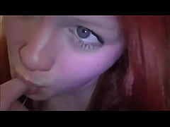  - Ruiva casada brincando com a porra na boca